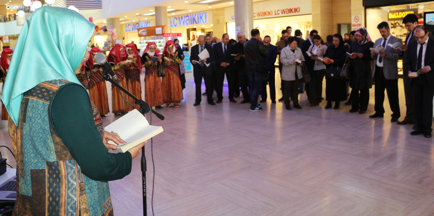 52-kutuphane-haftasi-etkinlikleri-cercevesinde-avm-de-kitap-okudular-7612