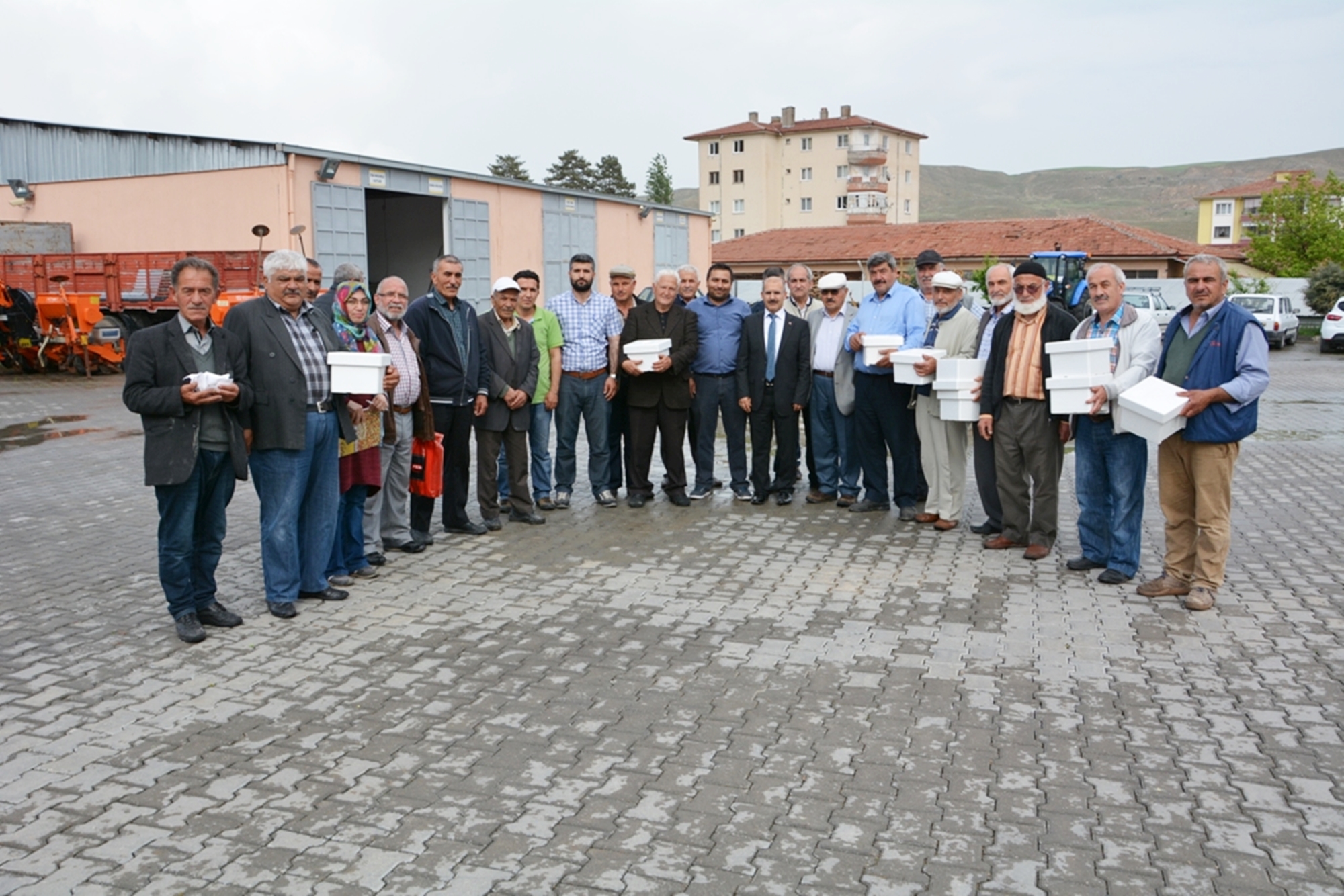 800-adet-ana-ari-memesi-ve-ana-ari-kafesi-dagitimi-yapildi-4471