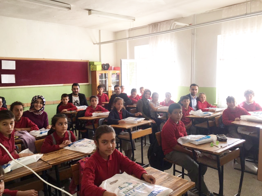 ak-genclik-ten-karadayi-koyu-ilk-ve-orta-okulu-na-kirtasiye-hediyesi-2883