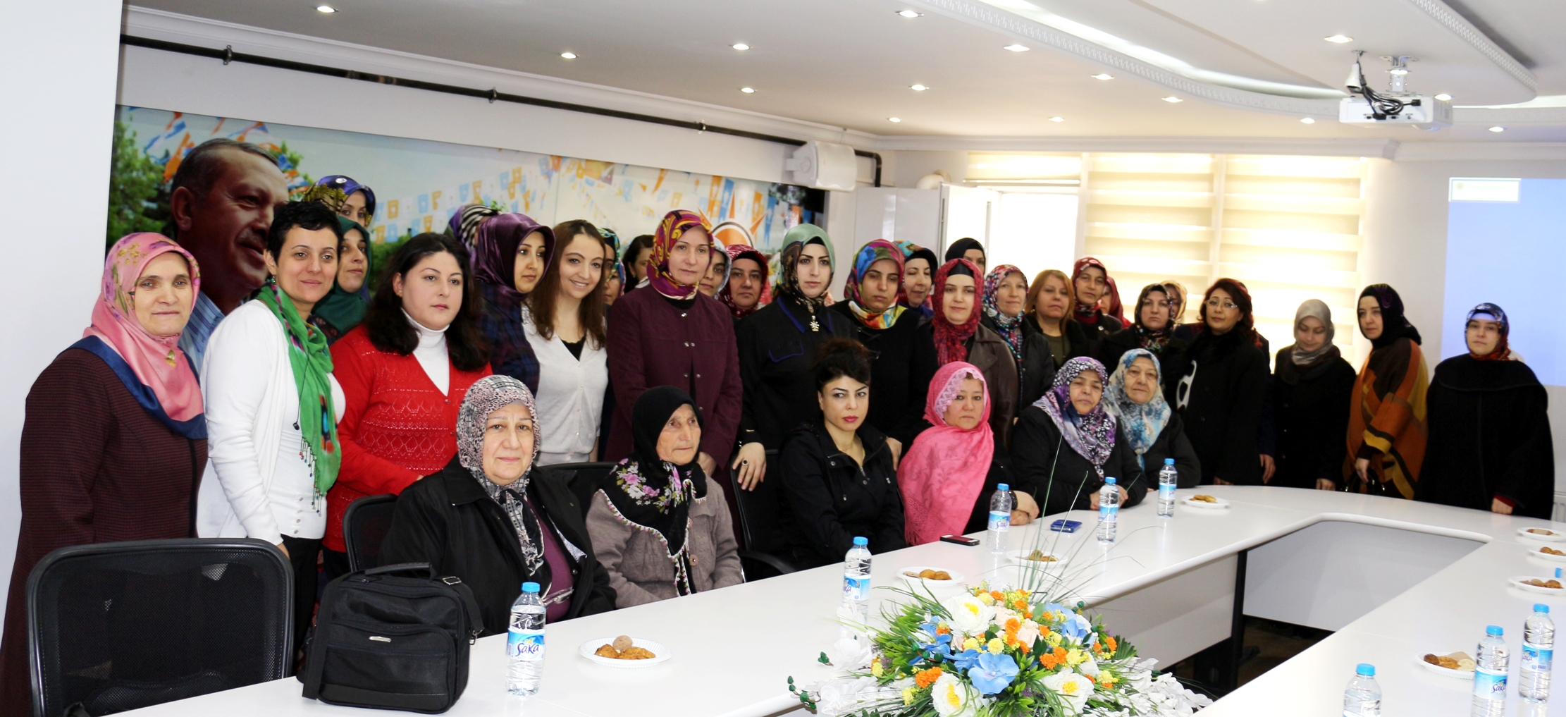 ak-parti-cankiri-kadin-kollari-hocali-katliamini-kinadi-2884