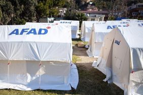 Alaçat köylülerinden deprem bölgesine çadır yardımı