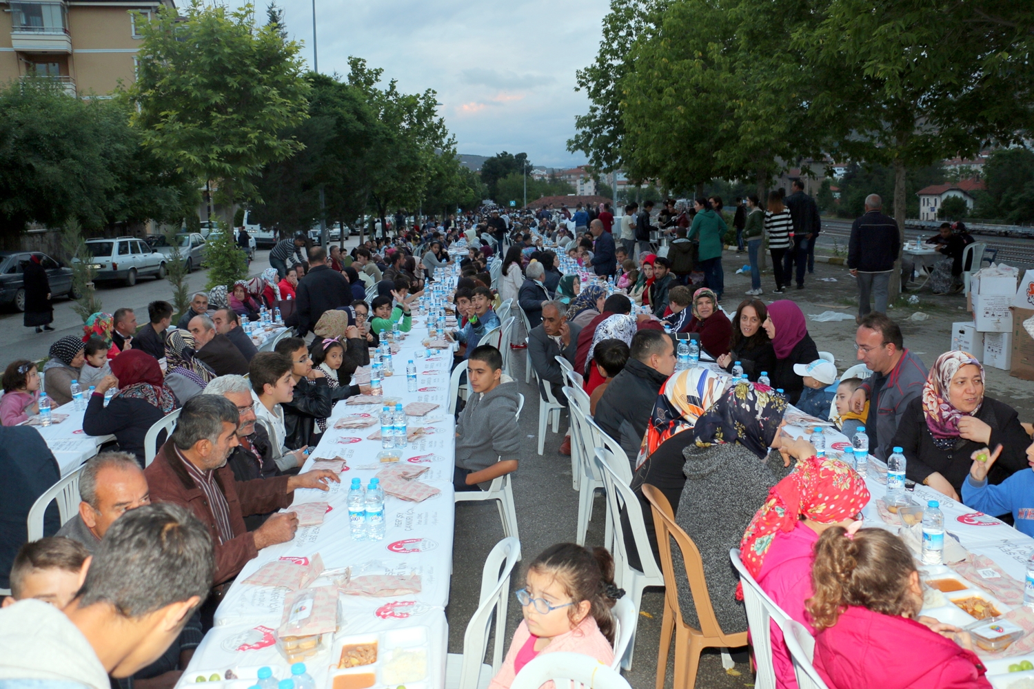 baskan-dinc-ramazanda-kalabalik-bir-aileyiz-8164