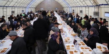 Belediyenin iftar çadırına yoğun ilgi