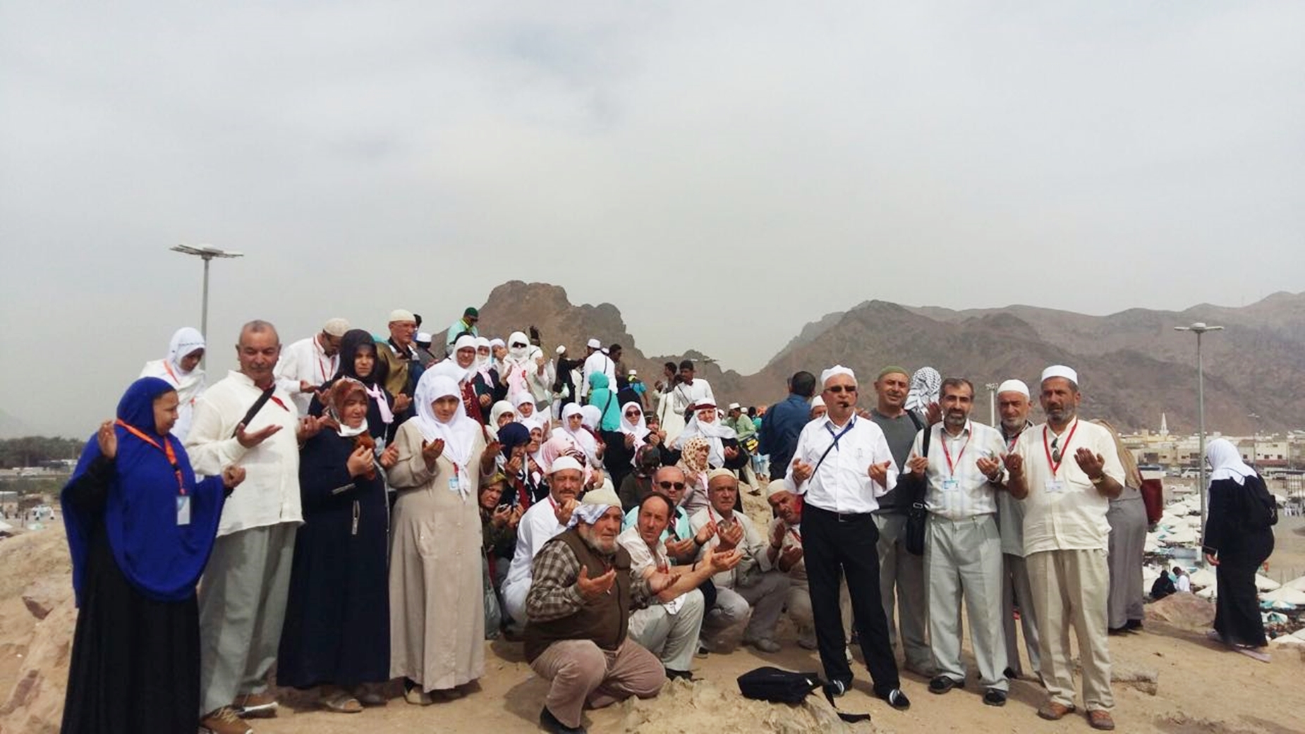 cankiri-umre-gurubu-sehitlerimizi-dualarla-andi-7254