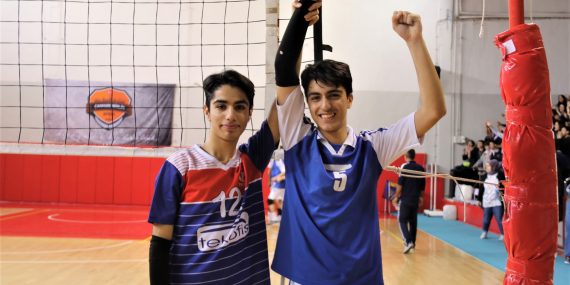 Farklı okullarda okuyan ikiz kardeşler voleybol maçında rakip oldu