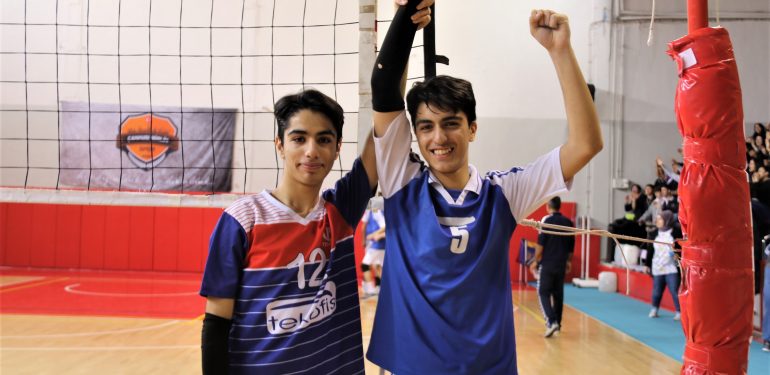 Farklı okullarda okuyan ikiz kardeşler voleybol maçında rakip oldu