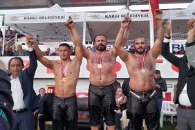 Güreşçilerimiz, madalyaları topladı