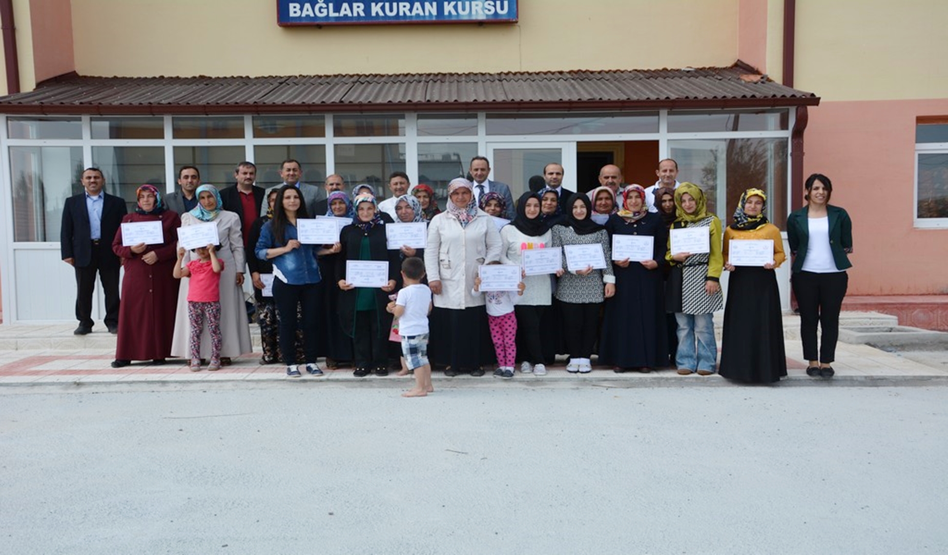 inac-koyunde-basincli-sulama-sistemleri-kursuna-katilan-23-kadin-ciftciye-katilim-belgeleri-takdim-edildi-6968