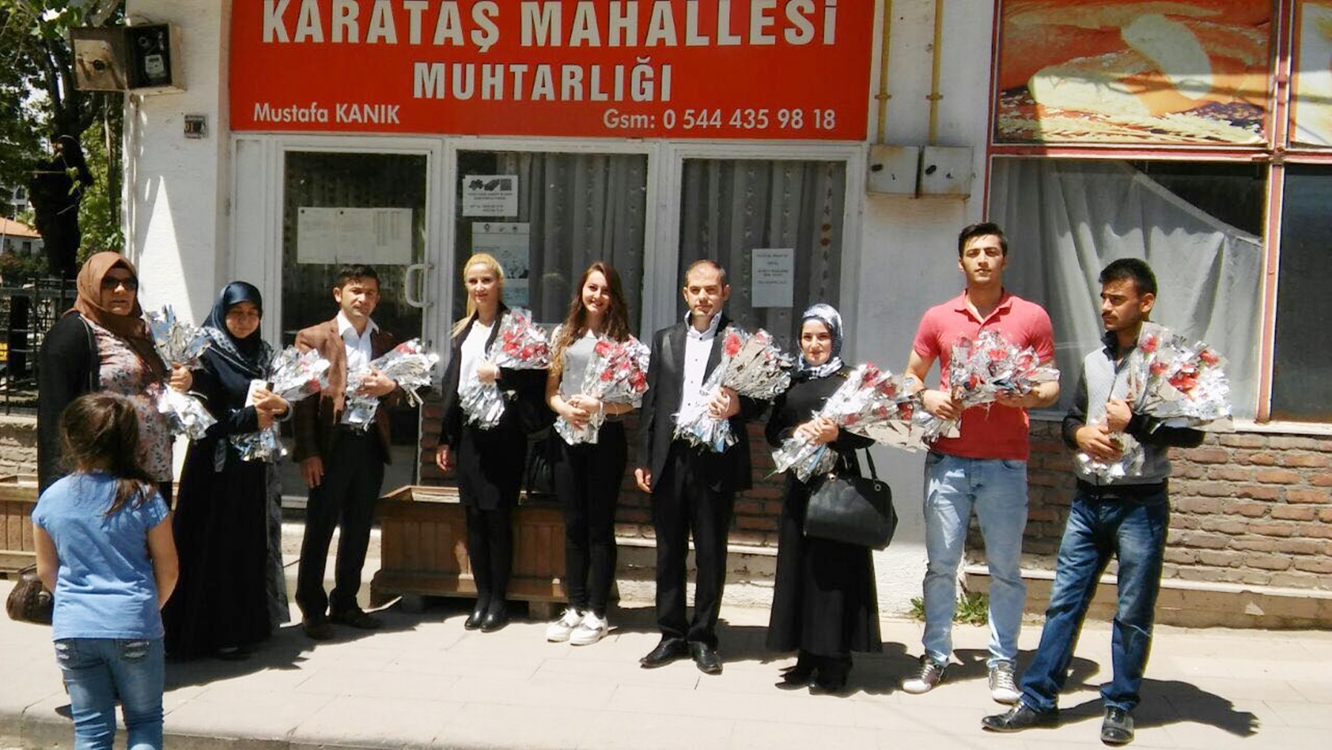 mahallelerinde-kapi-kapi-gezerek-ciceklerle-anneler-gununu-kutladilar-9205