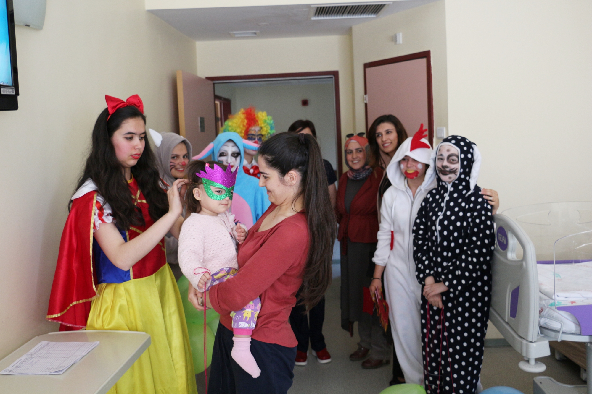 minik-eller-buyuk-kalpler-projesi-basladi-hastanede-yatan-minikler-moral-depoladi-4334