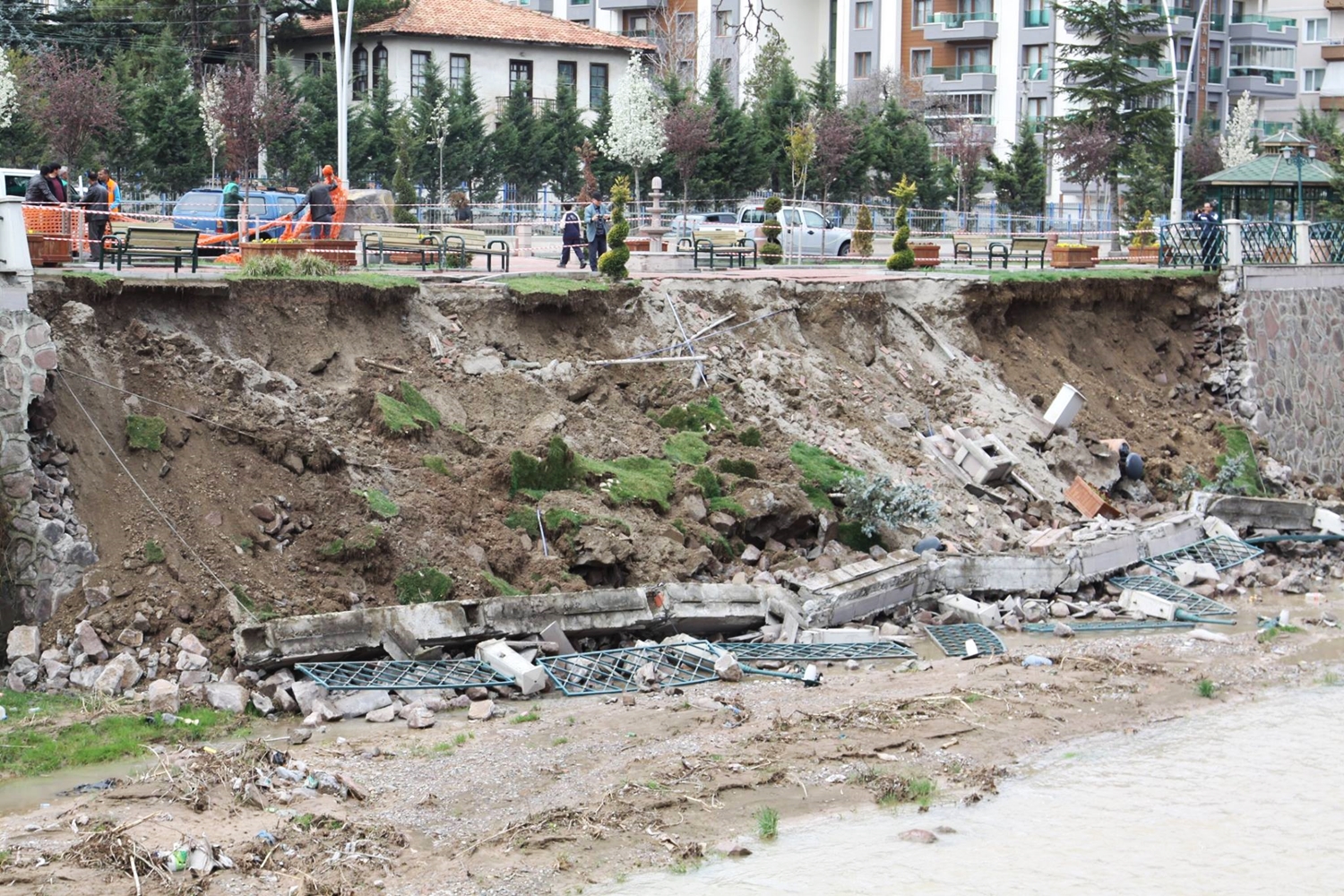 sehit-hakan-kandemir-parki-duvari-coktu-9961