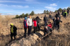 Şehit öğretmenler adına fidan diktiler