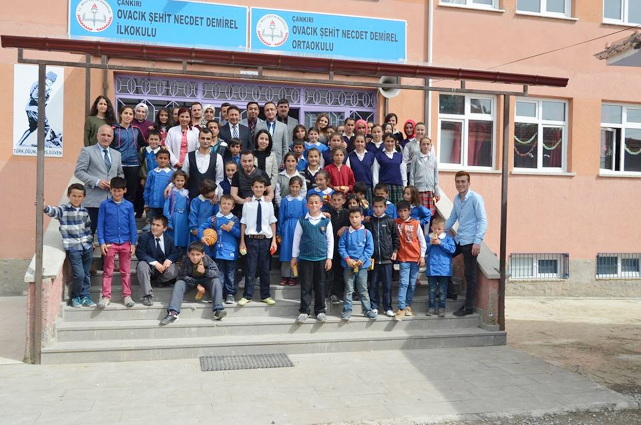 universiteli-ogrenciler-kirovacik-okuluna-kutuphane-yaptilar-6660