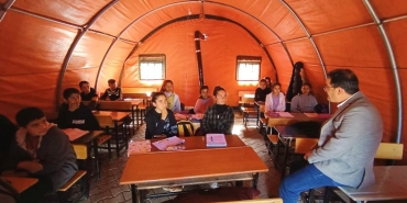Vali Ayaz, çadırda eğitim gören öğrencileri yalnız bırakmadı