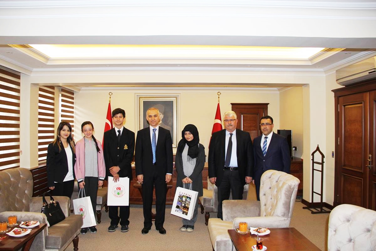 vali-mesut-kose-koltugunu-ogrencilere-devretti-7161