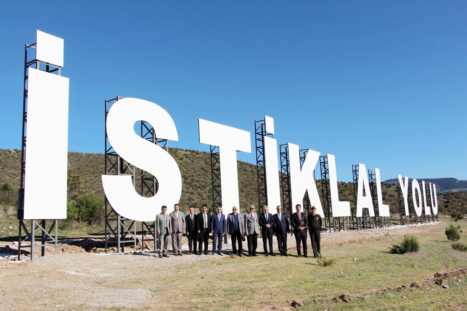 vali-ozcan-d-100-karayoluna-yapilan-istiklal-yolu-levhasini-yerinde-inceledi-4517